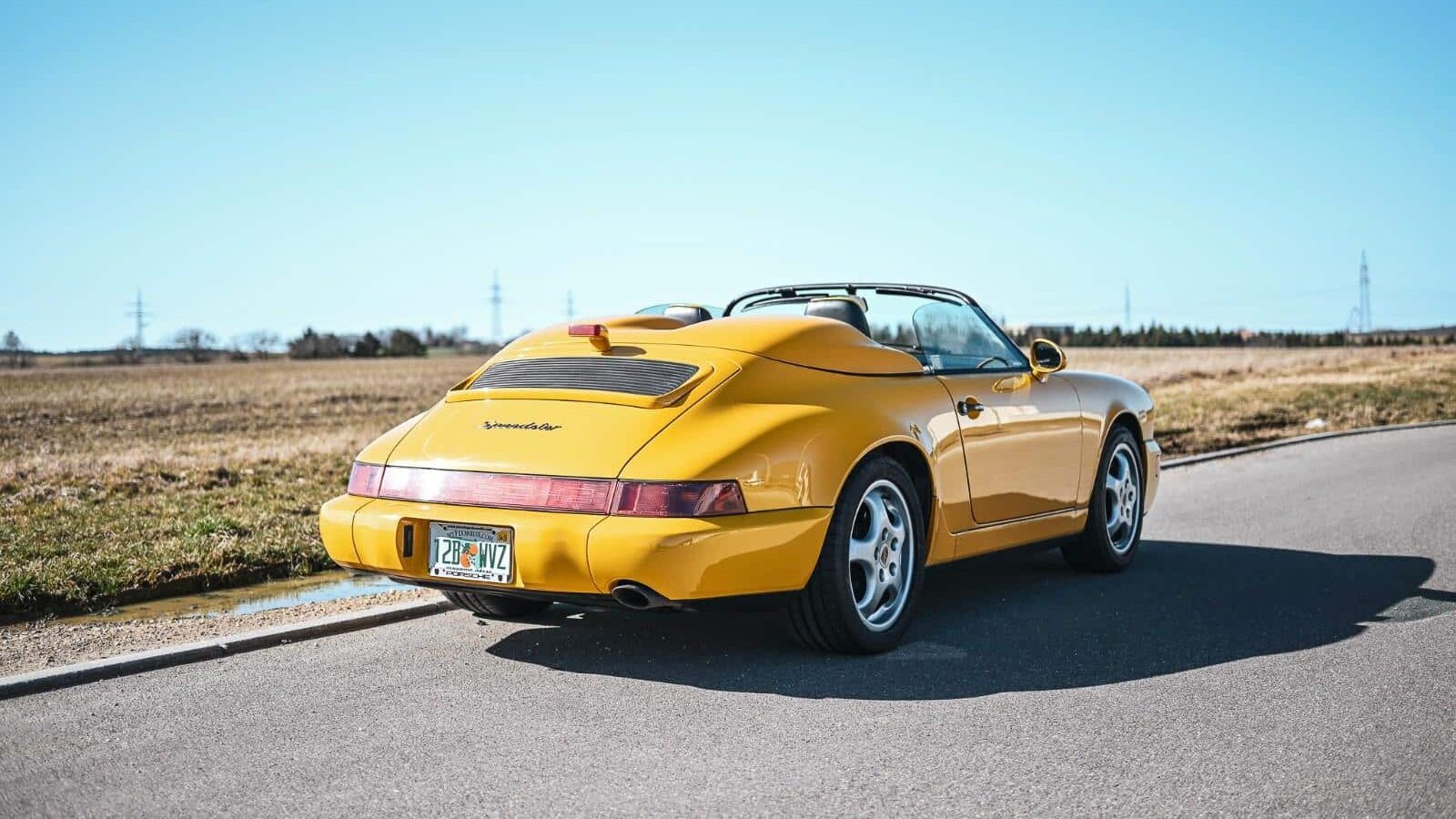 Porsche 911 964 speedster jaune racing capote ouverte