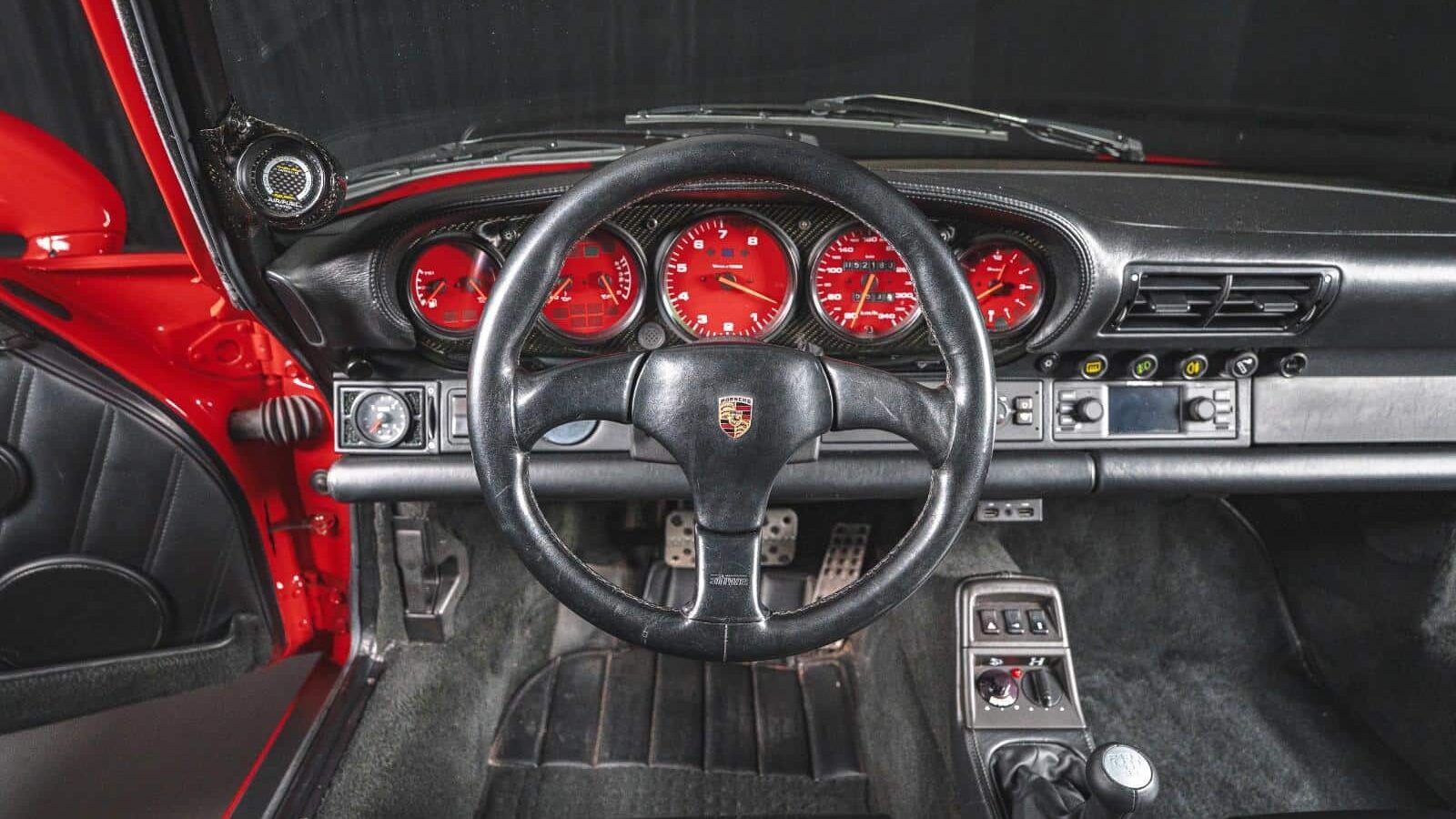 Porsche 911 964 série spéciale 600ch rouge vif planche de bord