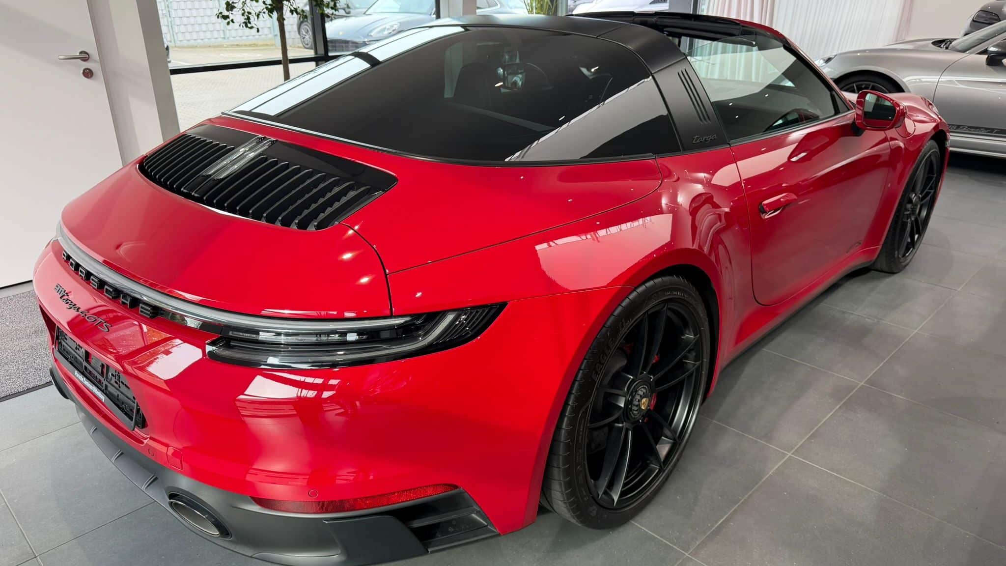 Porsche 911 type 992 phase 1 Targa 4GTS PDK rouge Carmin jantes noires full options
