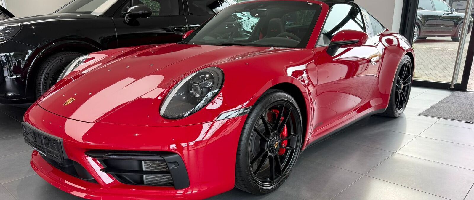 Porsche 911 type 992 phase 1 Targa 4GTS PDK rouge indien jantes noir