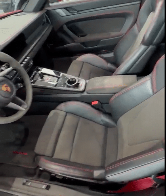 Porsche 911 type 992 phase 1 Targa 4GTS PDK intérieur GTS Alcantara