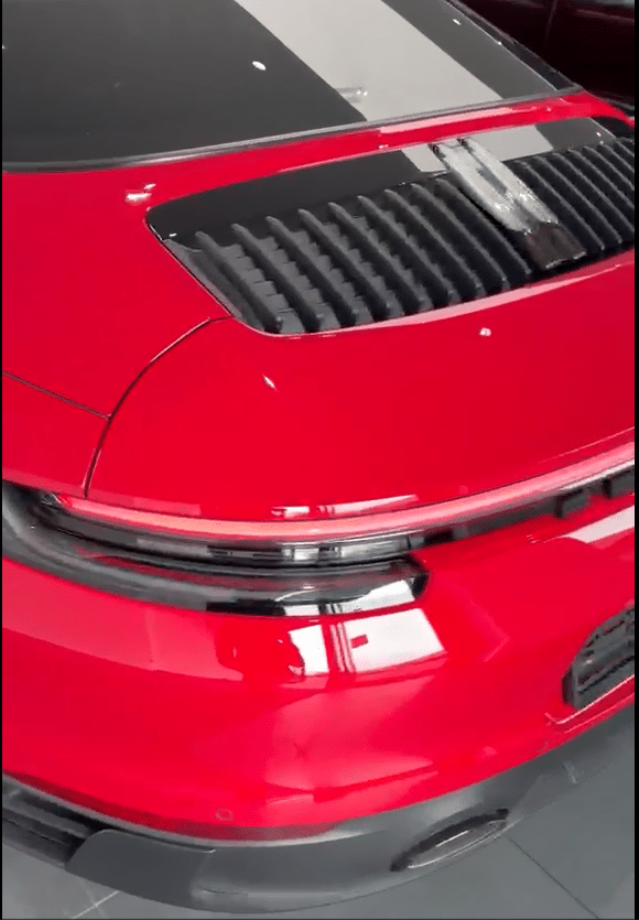 Porsche 911 type 992 phase 1 Targa 4GTS PDK vue arrière grille moteur