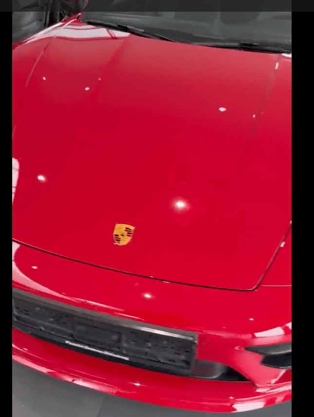 Porsche 911 type 992 phase 1 Targa 4GTS PDK rouge carmin capot avant