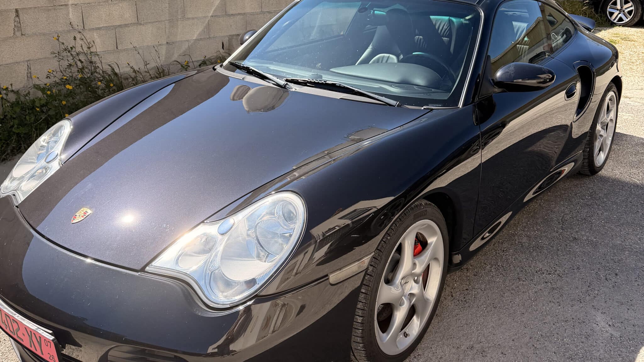 Porsche 996 Turbo noire livrée ce jour avec les plaques roses WW