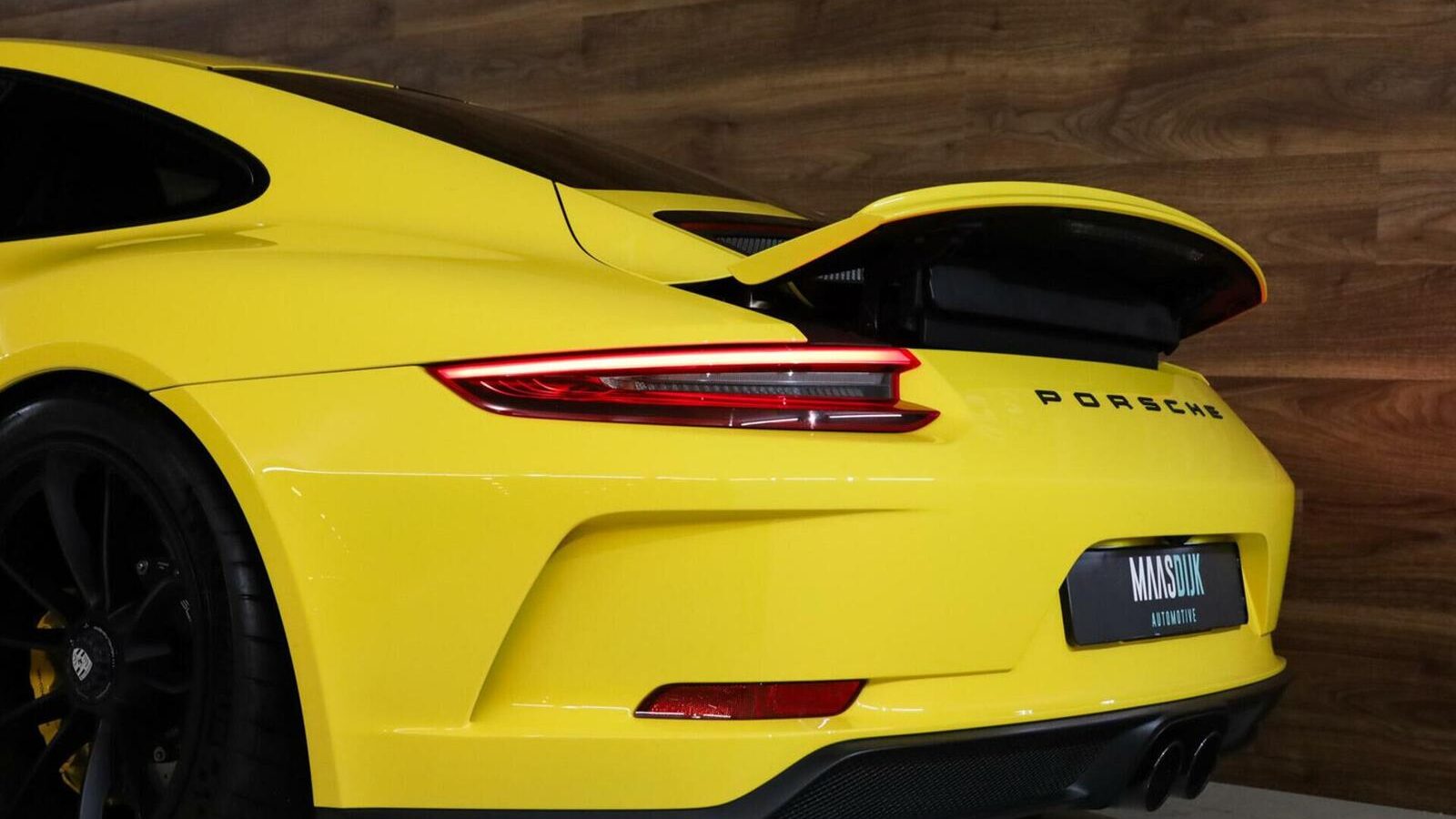 Porsche 911 GT3 Touring 991.2 en Allemagne vue aileron arrière jaune