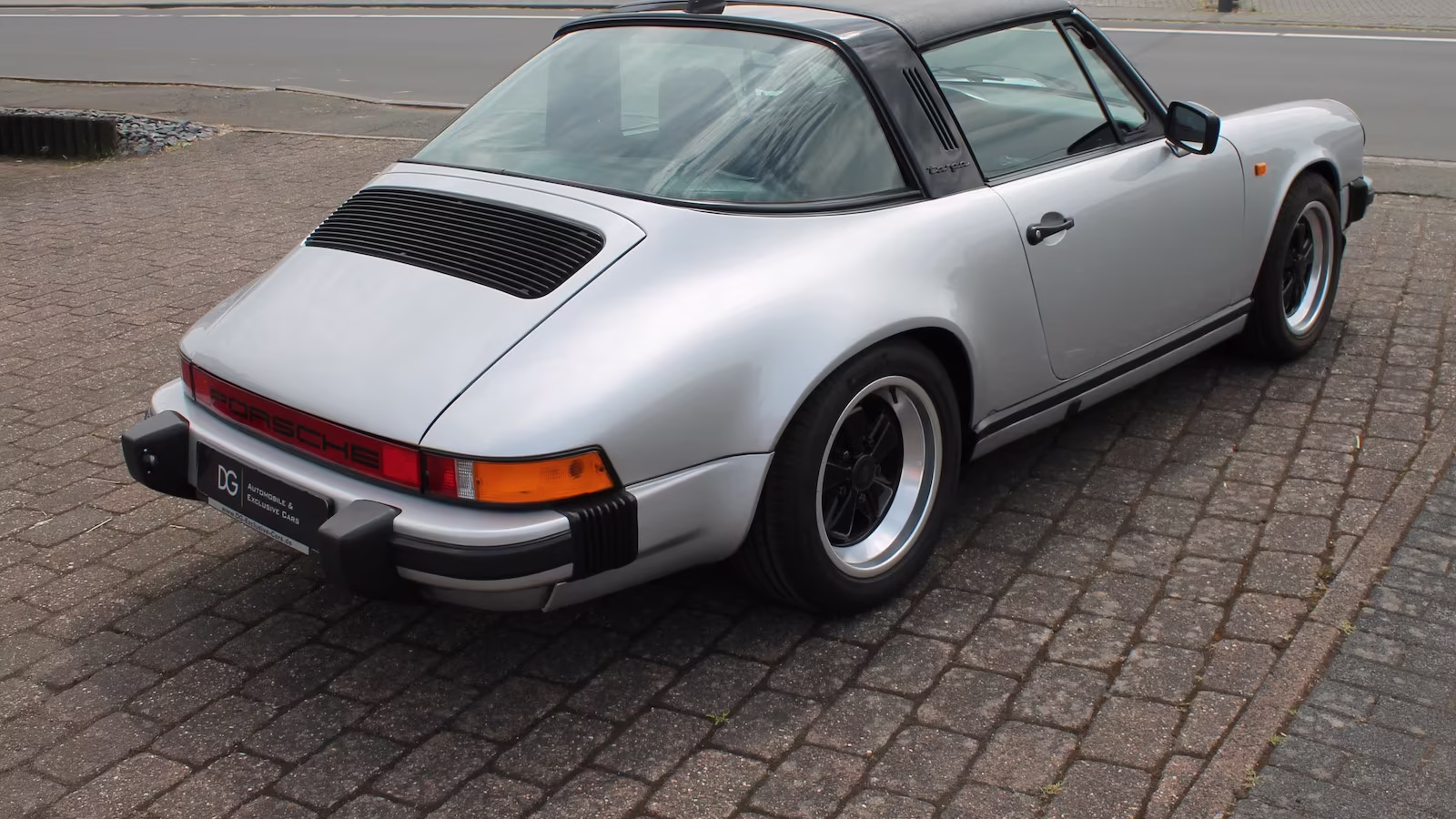 Porsche Targa 2.7 de 1975 grise vue arrière