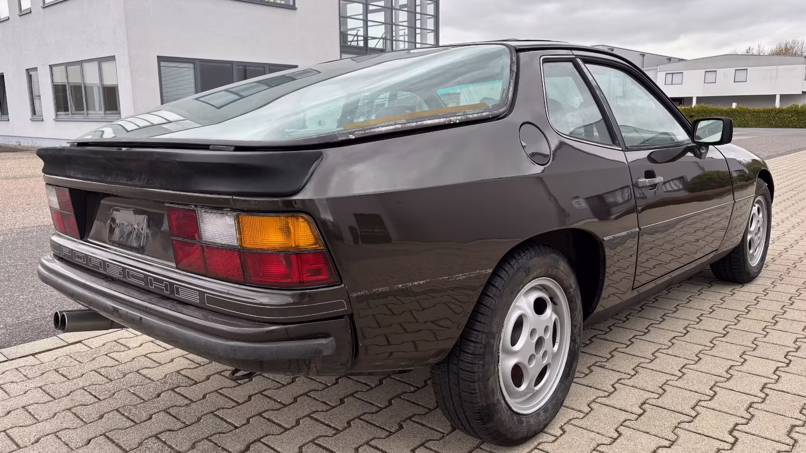 Porsche 924 noire en importation Vue arrière