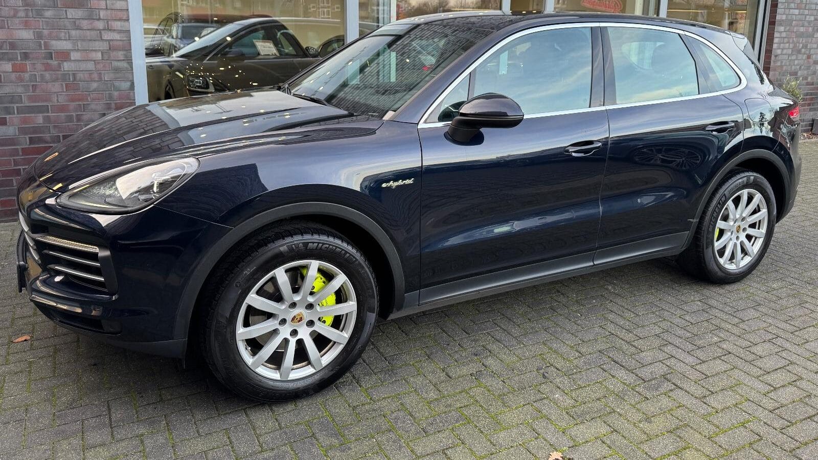 Porsche Cayenne e-hybrid Import Noir - Extérieur vue gauche et étriers de freins jaunes