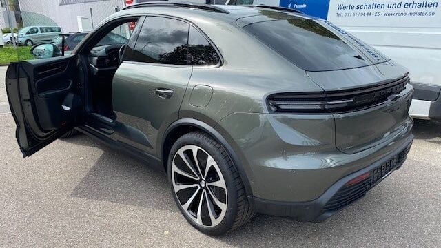 Porsche Macan 4 électrique 2024 vert aventurine intérieur cuir noir full options