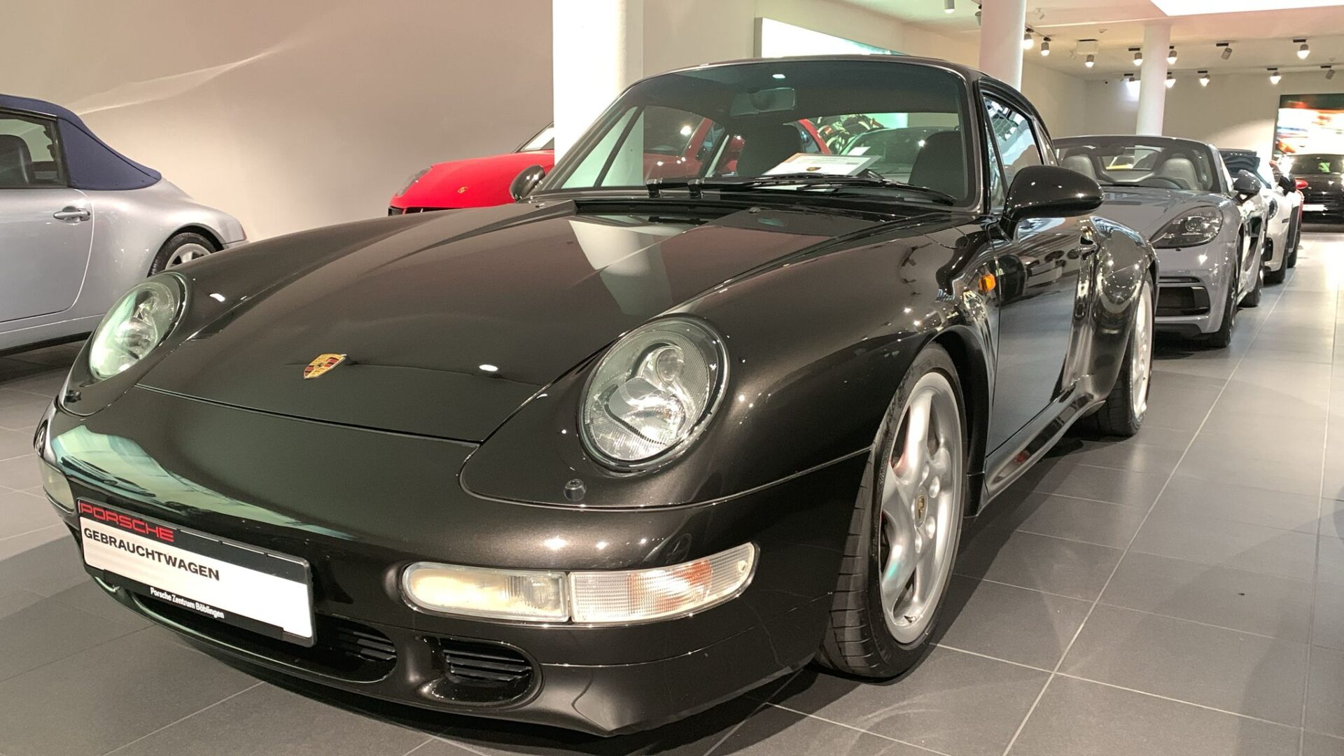 Porsche 911 993 Carrera 4S face avant noir intégral