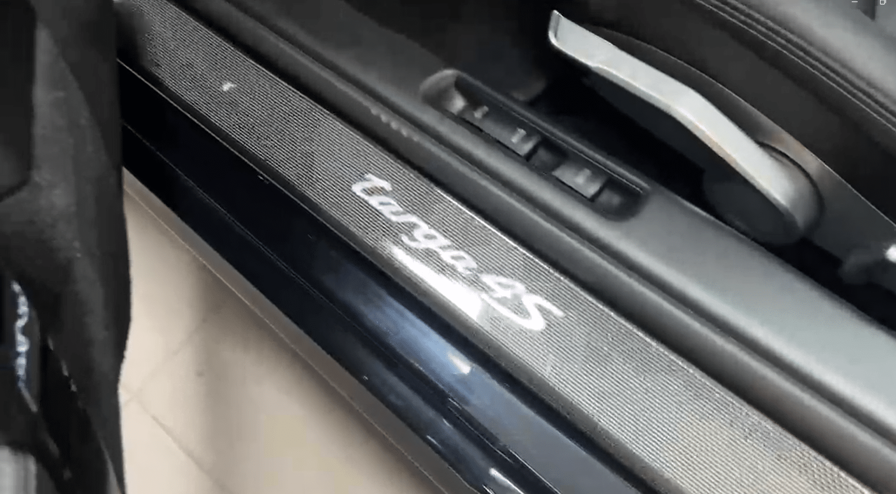 Porsche 911 type 997.2 4S Targa sigle Targa 4s illuminé