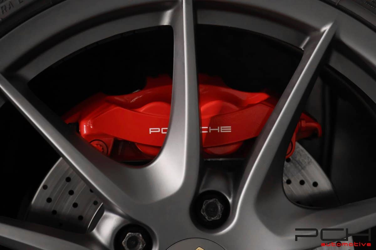 Porsche Boxster 981 GTS étriers rouges