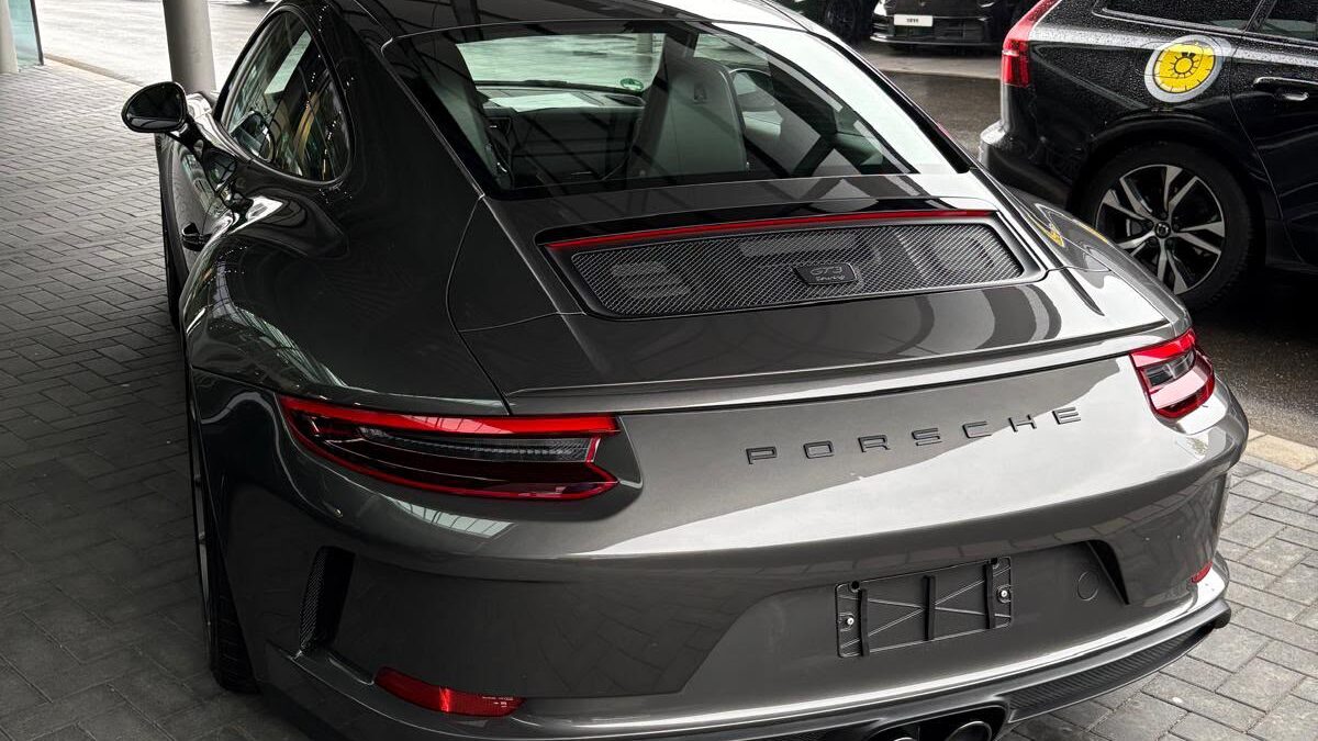 Porsche 911 991.2 GT3 Touring 2018 vue arrière double échappement central