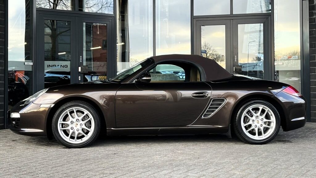 Porsche Boxster 987.2 2.9 PDK Import NL extérieur brun vue gauche